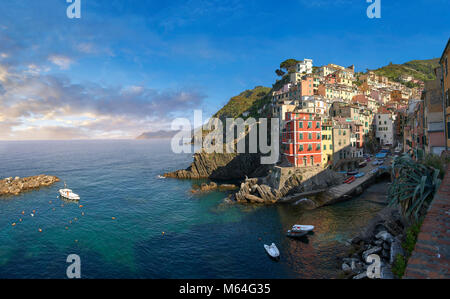 Fischerdorf und den Hafen von Riomaggiore bei Sonnenaufgang, der Nationalpark der Cinque Terre, Ligurien, Italien Stockfoto