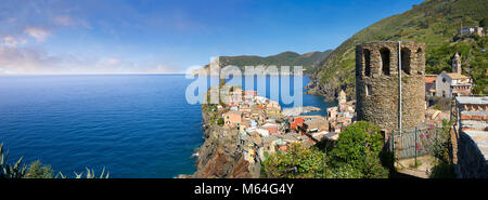 Fischerdorf von Vernazza bei Sonnenaufgang, der Nationalpark der Cinque Terre, Ligurische Riviera, Italien. Weltkulturerbe der UNESCO Stockfoto