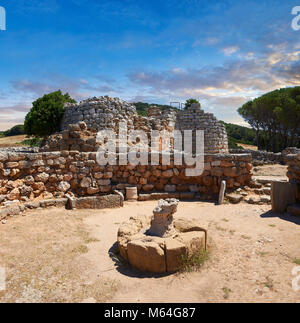 Bilder und Image der äußeren Ruinen von Palmavera prähistorischen Nuragischen Dorf Versammlungshalle mit Nuraghe Tower hinter, archäologische Stätte, Mitte Stockfoto