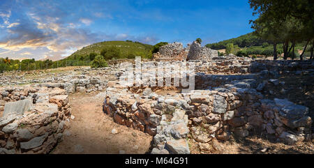 Bilder und Image der äußeren Ruinen von Palmavera prähistorischen Round walled Nuraghischen Dorf Häuser mit ihren Nuraghe Tower hinter, Archäologische si Stockfoto