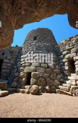 Bild und Bild der zentralen Innenhof und prähistorische magalith Ruinen von Santu Antine Nuraghe Tower, archäologische Stätte, Bronzezeit (19-18. Stockfoto