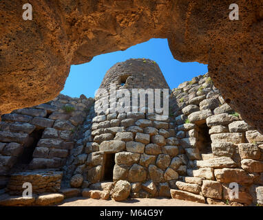 Bild und Bild der zentralen Innenhof und prähistorische magalith Ruinen von Santu Antine Nuraghe Tower, archäologische Stätte, Bronzezeit (19-18. Stockfoto