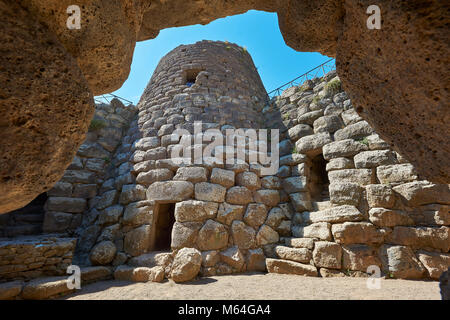 Bild und Bild der zentralen Innenhof und prähistorische magalith Ruinen von Santu Antine Nuraghe Tower, archäologische Stätte, Bronzezeit (19-18. Stockfoto