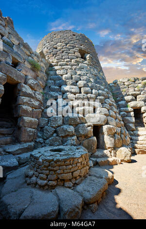 Bild und Bild der zentralen Innenhof und prähistorische magalith Ruinen von Santu Antine Nuraghe Tower, archäologische Stätte, Bronzezeit (19-18. Stockfoto