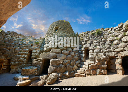 Bild und Bild der zentralen Innenhof und prähistorische magalith Ruinen von Santu Antine Nuraghe Tower, archäologische Stätte, Bronzezeit (19-18. Stockfoto