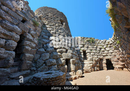 Bild und Bild der zentralen Innenhof und prähistorische magalith Ruinen von Santu Antine Nuraghe Tower, archäologische Stätte, Bronzezeit (19-18. Stockfoto