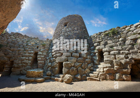 Bild und Bild der zentralen Innenhof und prähistorische magalith Ruinen von Santu Antine Nuraghe Tower, archäologische Stätte, Bronzezeit (19-18. Stockfoto