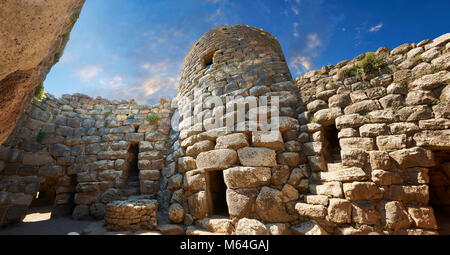 Bild und Bild der zentralen Innenhof und prähistorische magalith Ruinen von Santu Antine Nuraghe Tower, archäologische Stätte, Bronzezeit (19-18. Stockfoto