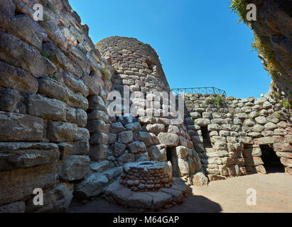 Bild und Bild der zentralen Innenhof und prähistorische magalith Ruinen von Santu Antine Nuraghe Tower, archäologische Stätte, Bronzezeit (19-18. Stockfoto