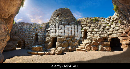 Bild und Bild der zentralen Innenhof und prähistorische magalith Ruinen von Santu Antine Nuraghe Tower, archäologische Stätte, Bronzezeit (19-18. Stockfoto