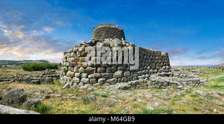 Bild und Bild der Außenwände des prähistorischen magalith Ruinen von Santu Antine Nuraghe Turm und nuraghischen Dorf archäologische Stätte, Bronze Stockfoto