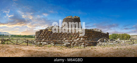 Bild und Bild der Außenwände des prähistorischen magalith Ruinen von Santu Antine Nuraghe Turm und nuraghischen Dorf archäologische Stätte, Bronze Stockfoto