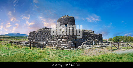 Bild und Bild der Außenwände des prähistorischen magalith Ruinen von Santu Antine Nuraghe Turm und nuraghischen Dorf archäologische Stätte, Bronze Stockfoto