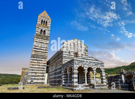 Bild und Bild von der Außenseite des Toskanischen Stil Pisaner romanischen Basilika Santissima Trinità di Saccargia, geweiht 1116, Codrongianos, Sa Stockfoto