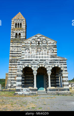 Bild und Bild von der Außenseite des Toskanischen Stil Pisaner romanischen Basilika Santissima Trinità di Saccargia, geweiht 1116, Codrongianos, Sa Stockfoto