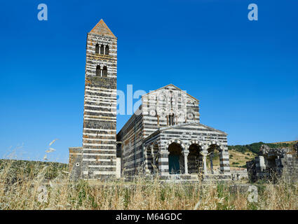 Bild und Bild von der Außenseite des Toskanischen Stil Pisaner romanischen Basilika Santissima Trinità di Saccargia, geweiht 1116, Codrongianos, Sa Stockfoto