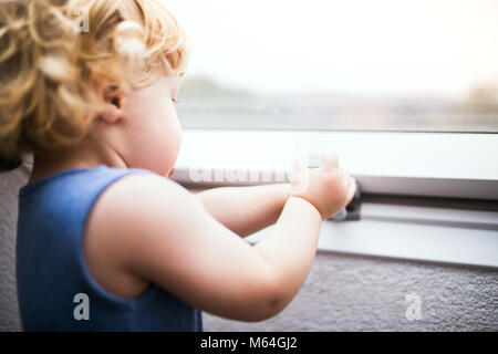 Kleinkind Junge in eine gefährliche Situation zu Hause. Stockfoto