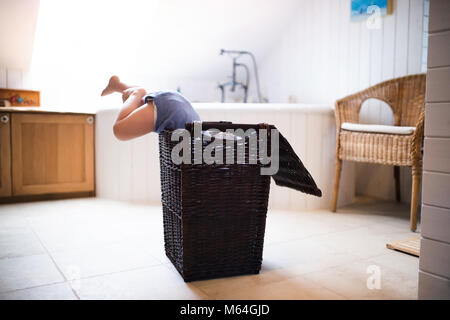 Kleinkind Junge in einer gefährlichen Situation im Bad. Stockfoto