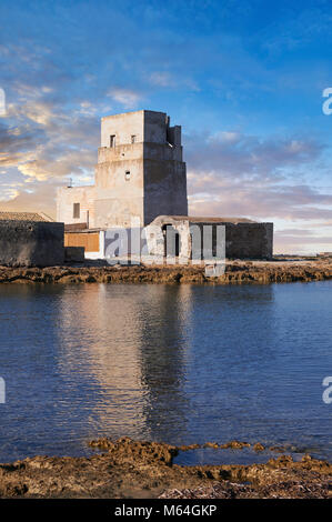 Fotos und Bilder von der Torre San Teodoro (St. Teodoro Turm) defensive Festung am Eingang der Saline della Laguna Salinen, Isole de Stockfoto