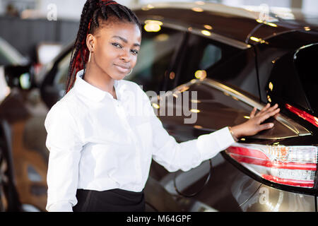 Autohändler Frau. Auto Dealership und Vermietung Konzept Stockfoto