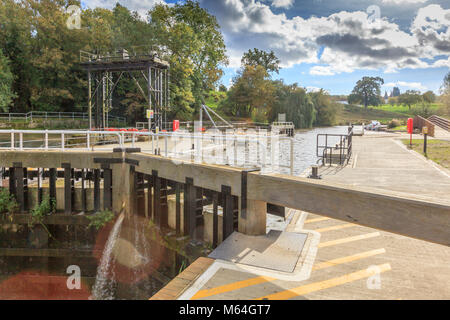 Die neue Teston Lock auf dem Fluss Medway in Teston in der Nähe von Maidstone, Kent, Großbritannien Stockfoto