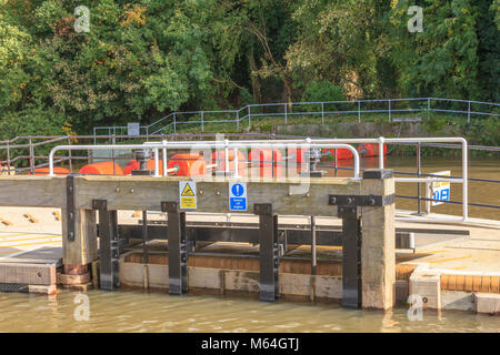 Die neue Teston Lock auf dem Fluss Medway in Teston in der Nähe von Maidstone, Kent, Großbritannien Stockfoto