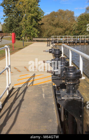 Die neue Teston Lock auf dem Fluss Medway in Teston in der Nähe von Maidstone, Kent, Großbritannien Stockfoto