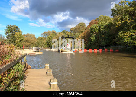 Die neue Teston Lock auf dem Fluss Medway in Teston in der Nähe von Maidstone, Kent, Großbritannien Stockfoto