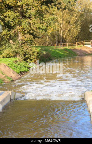 Die neue Teston Lock auf dem Fluss Medway in Teston in der Nähe von Maidstone, Kent, Großbritannien Stockfoto