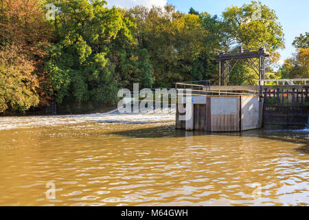 Die neue Teston Lock auf dem Fluss Medway in Teston in der Nähe von Maidstone, Kent, Großbritannien Stockfoto