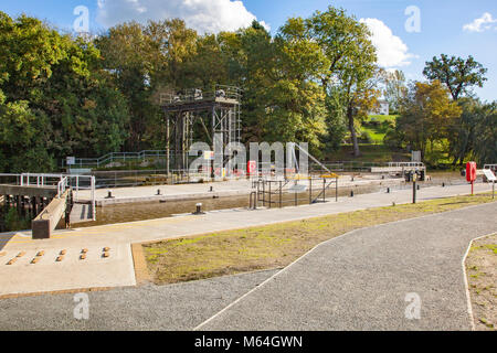 Die neue Teston Lock auf dem Fluss Medway in Teston in der Nähe von Maidstone, Kent, Großbritannien Stockfoto