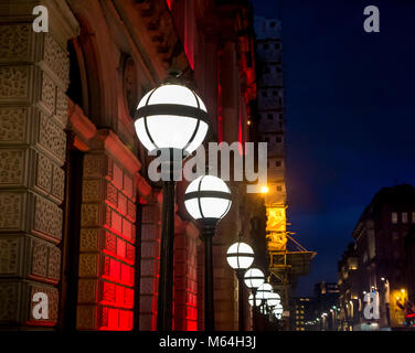 Reihe der altmodischen runden Lampen abends beleuchtet, Clydesdale Bank head Office, St. Vincent, Glasgow, Schottland, Großbritannien mit einem dunklen Himmel Stockfoto