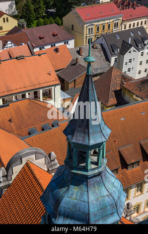 Klatovy, Tschechien - oben auf dem Rathausturm von oben betrachtet. Klatovy, Tschechien - Die Spitze des Rathausturms von oben betrachtet. Stockfoto