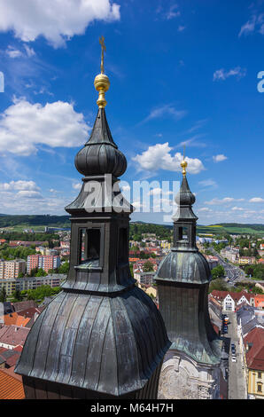 Klatovy, Tschechien - Blick über die Türme der Jesuiten Kirche der Unbefleckten Empfängnis der Jungfrau Maria und des Hl. Ignatius. Klatovy, Tschechie Stockfoto