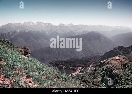 Berglandschaft: steile Berge mit Wäldern bedeckt, eine tiefe Schlucht entfernt auf den Berggipfeln Schnee zu bilden. Stockfoto