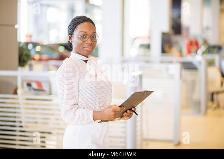 Professionelle weibliche Verkäufer im Autohaus arbeiten Stockfoto