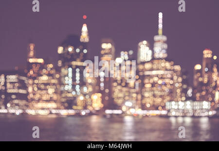 Verschwommen retro getonten Bild von Manhattan Skyline bei Nacht, abstrakte im städtischen Hintergrund, New York City, USA. Stockfoto