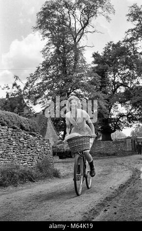 Schauspielerin Hayley Mills Radfahren während der Dreharbeiten von Sky West und Krumm, ein wenig Badminton, 1965. Stockfoto