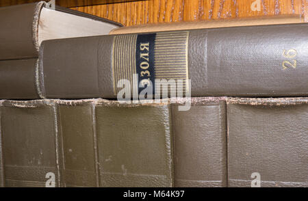 Stapel von Büchern. Charles Antoine Edouard Emile Zola (2. April 1840 - 29. September 1902) war ein französischer Romanautor, Dramatiker, Journalist. Stockfoto