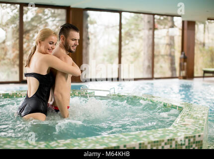 Paar entspannen im Whirlpool in Spa. Stockfoto