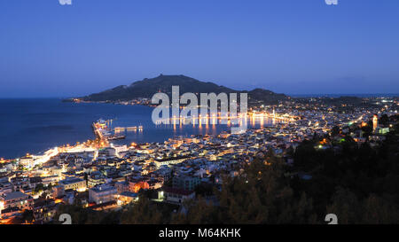 Zakynthos Panorama über die Hauptstadt Zakynthos Stadt bei Nacht mit Beleuchtung auf den Straßen der Stadt Stockfoto