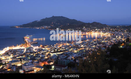 Zakynthos Panorama über die Hauptstadt Zakynthos Stadt bei Nacht mit Beleuchtung auf den Straßen der Stadt Stockfoto