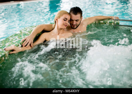 Paar entspannen im Whirlpool in Spa. Stockfoto