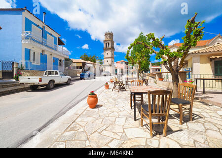 Traditionelles griechisches Dorf auf der Insel Zakynthos mit Tisch und Stühlen vor der Taverne in Westgriechenland Stockfoto