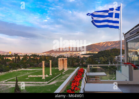 Griechische Flagge und Olympieion in Athen, Griechenland Stockfoto