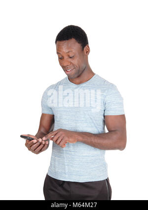 Eine schöne afrikanische amerikanische Mann in einem grauen T-Shirt an seinem Handy suchen und ist verwirrt, auf weißem Hintergrund Stockfoto