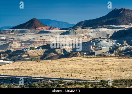 Pinto Tal Kupfermine, Tagebau von Capstone Mining Corp, meine Reklamation Bereich im Vordergrund, in der Nähe von Miami, Florida, USA Stockfoto