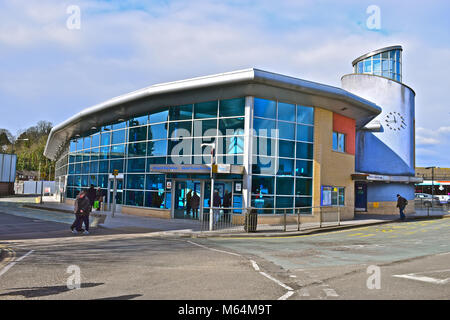 Bridgend Bus Station ist die neue Anlaufstelle für den lokalen Busverkehr in Bridgend, Wales. Es wurde im November 2004 eröffnet. Stockfoto