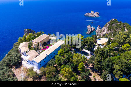 Paleokastrita Kloster aus dem 13. Jahrhundert. Wichtige touristische Attraktion. Insel Korfu Kerkyra, Griechenland, Europa. Stockfoto