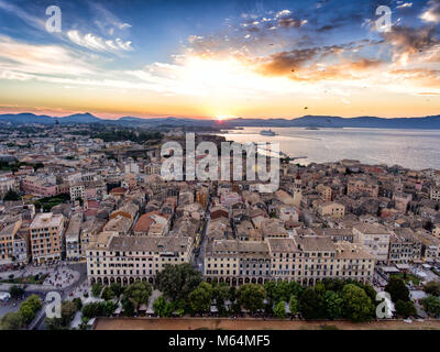 Korfu Stadt Panoramablick Sonnenuntergang. Luftbild von Drone. Kerkyra Insel kapital Altstadt. Stockfoto